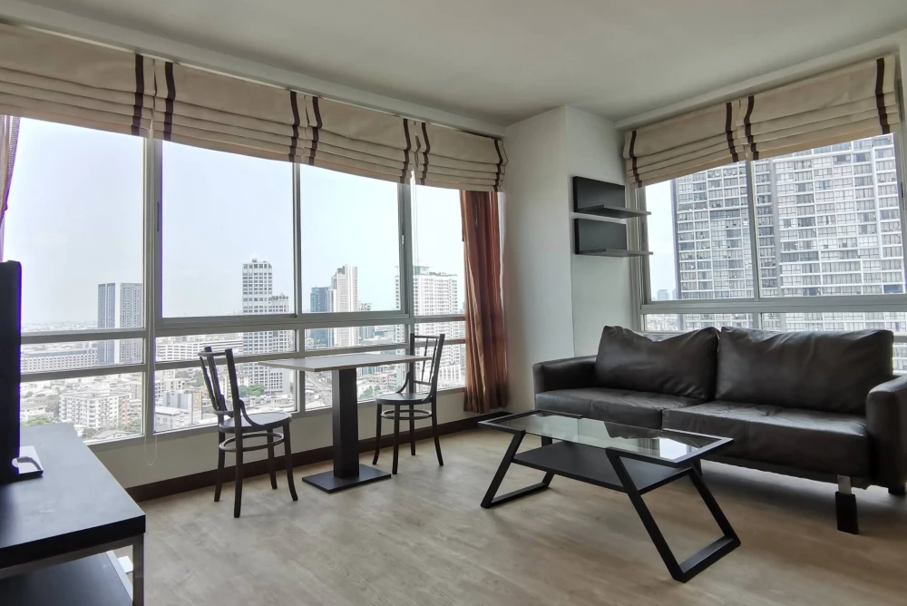 For rent: The Zest condo, room on a very high floor. Spacious space with views of the city on both sides. Book now.
