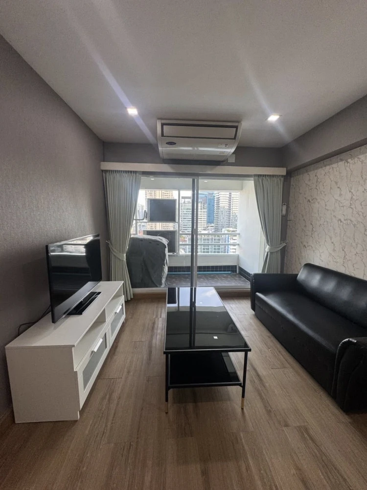 For rent: Thonglor Tower, stunning city views, spacious living area. Don't miss out!