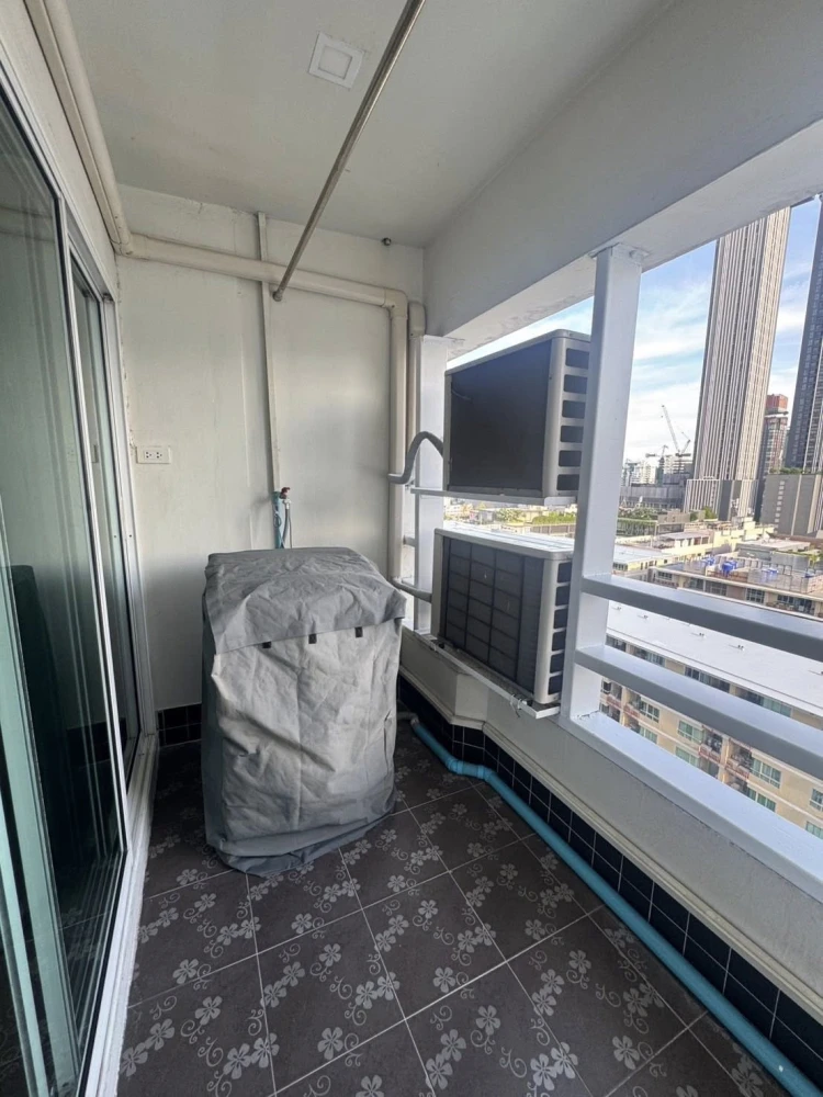 For rent: Thonglor Tower, stunning city views, spacious living area. Don't miss out!