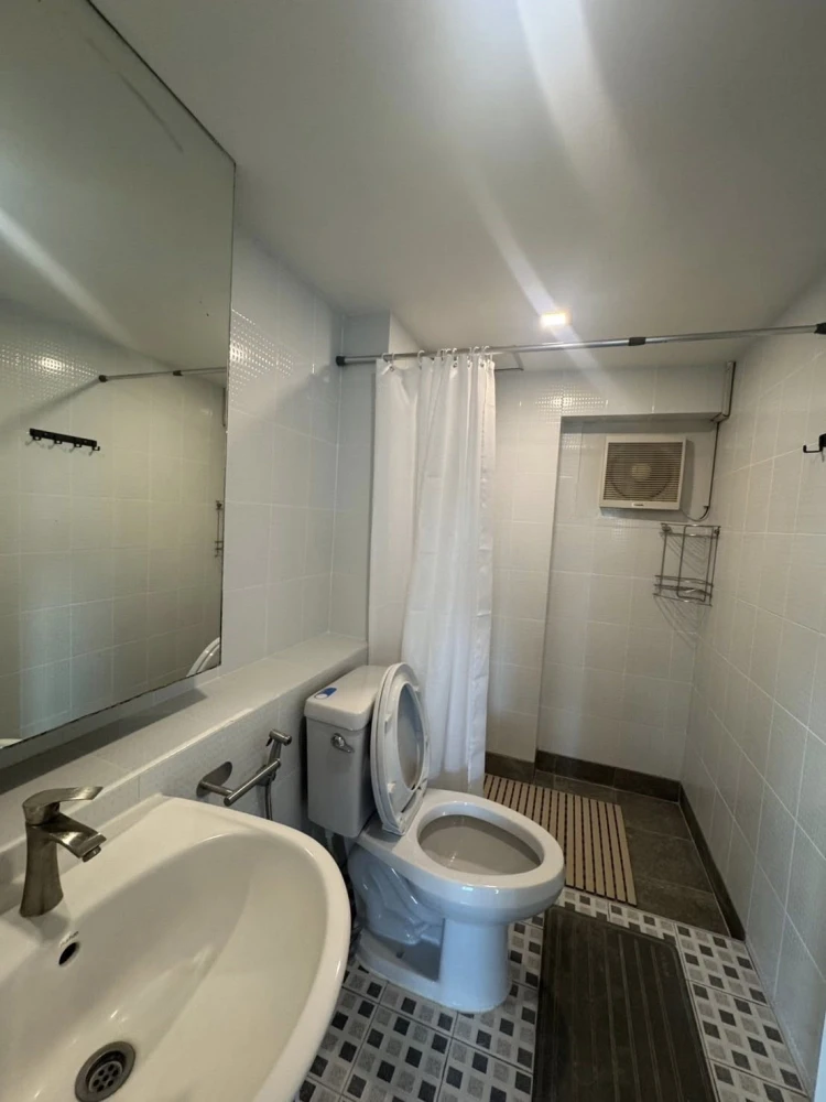 For rent: Thonglor Tower, stunning city views, spacious living area. Don't miss out!