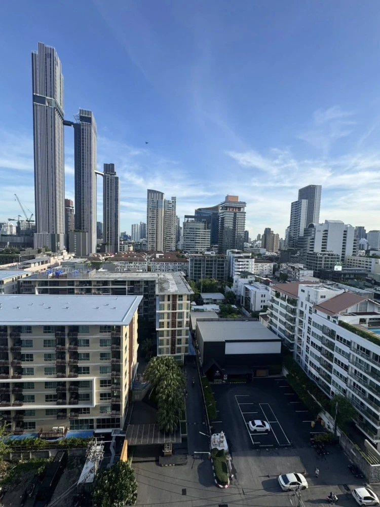 For rent: Thonglor Tower, stunning city views, spacious living area. Don't miss out!