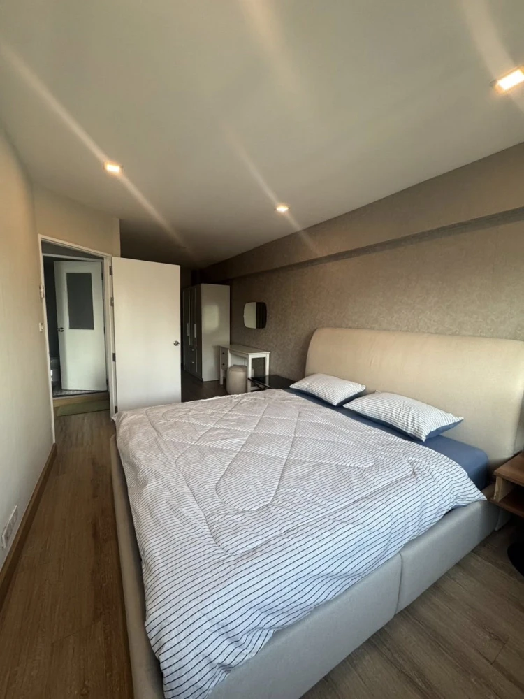 For rent: Thonglor Tower, stunning city views, spacious living area. Don't miss out!