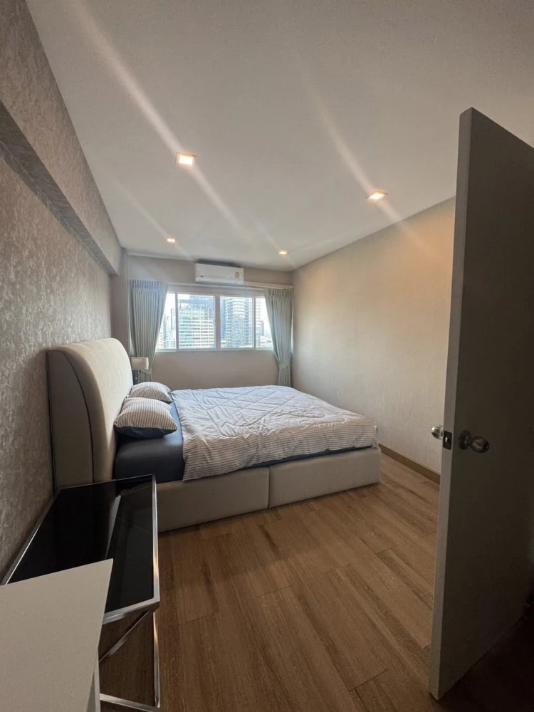 For rent: Thonglor Tower, stunning city views, spacious living area. Don't miss out!