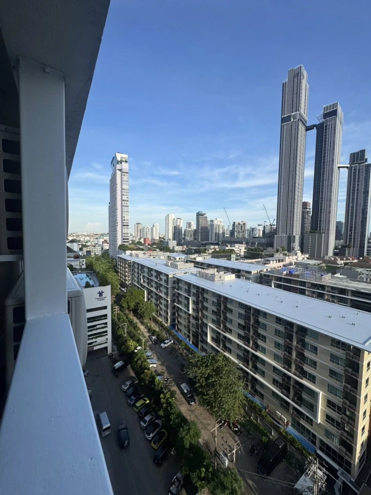 For rent: Thonglor Tower, stunning city views, spacious living area. Don't miss out!