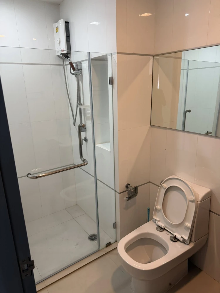 For rent: Thru Thonglor, high floor, great city view, fully furnished, just bring your own luggage and move in.
