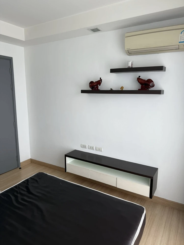 For rent: Thru Thonglor, high floor, great city view, fully furnished, just bring your own luggage and move in.