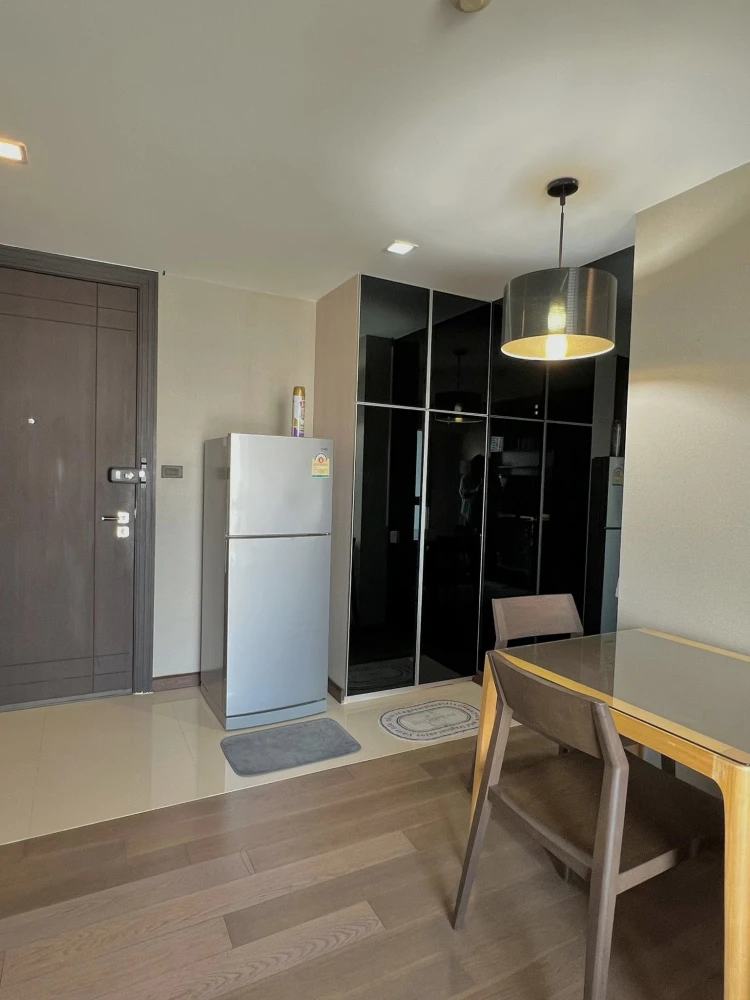 For rent: Tidy Thonglor, 1 bedroom, 1 bathroom, spacious living area, fully furnished. Book now!