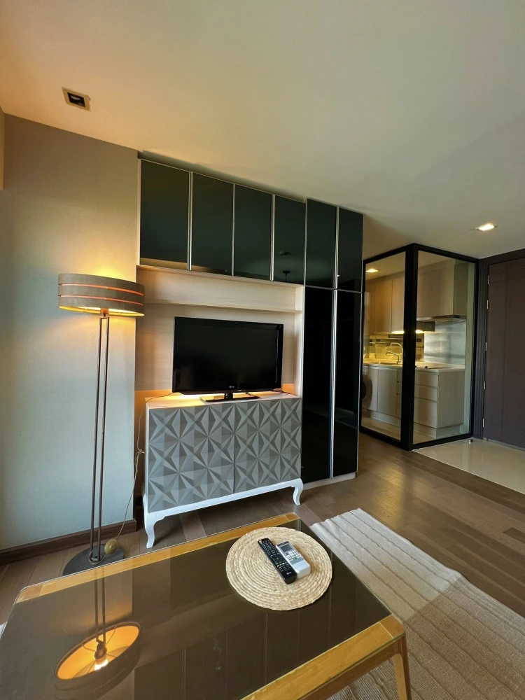 For rent: Tidy Thonglor, 1 bedroom, 1 bathroom, spacious living area, fully furnished. Book now!