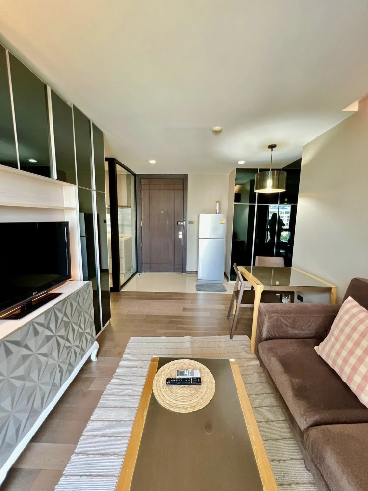 For rent: Tidy Thonglor, 1 bedroom, 1 bathroom, spacious living area, fully furnished. Book now!