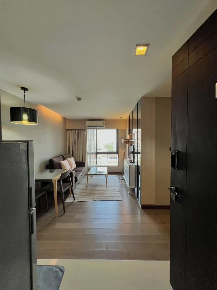 For rent: Tidy Thonglor, 1 bedroom, 1 bathroom, spacious living area, fully furnished. Book now!
