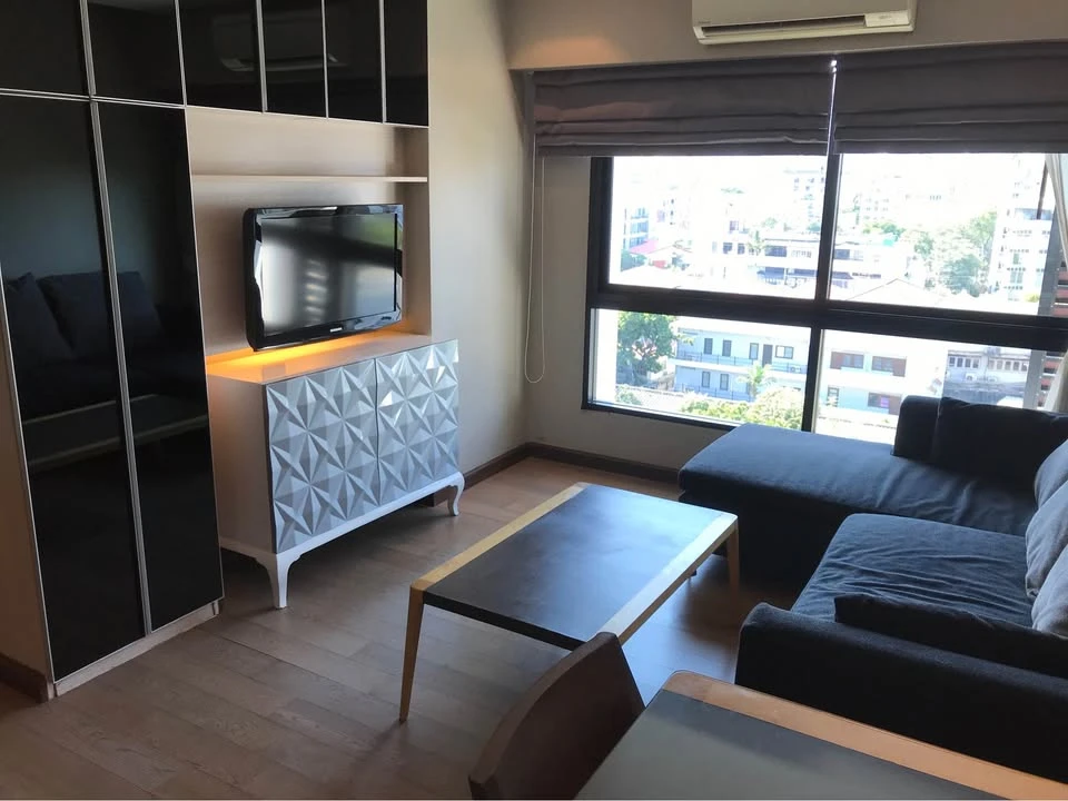 For rent: Tidy Thonglor, large 1-bedroom, 1-bathroom unit with bathtub, fully furnished. Book now before it's too late!