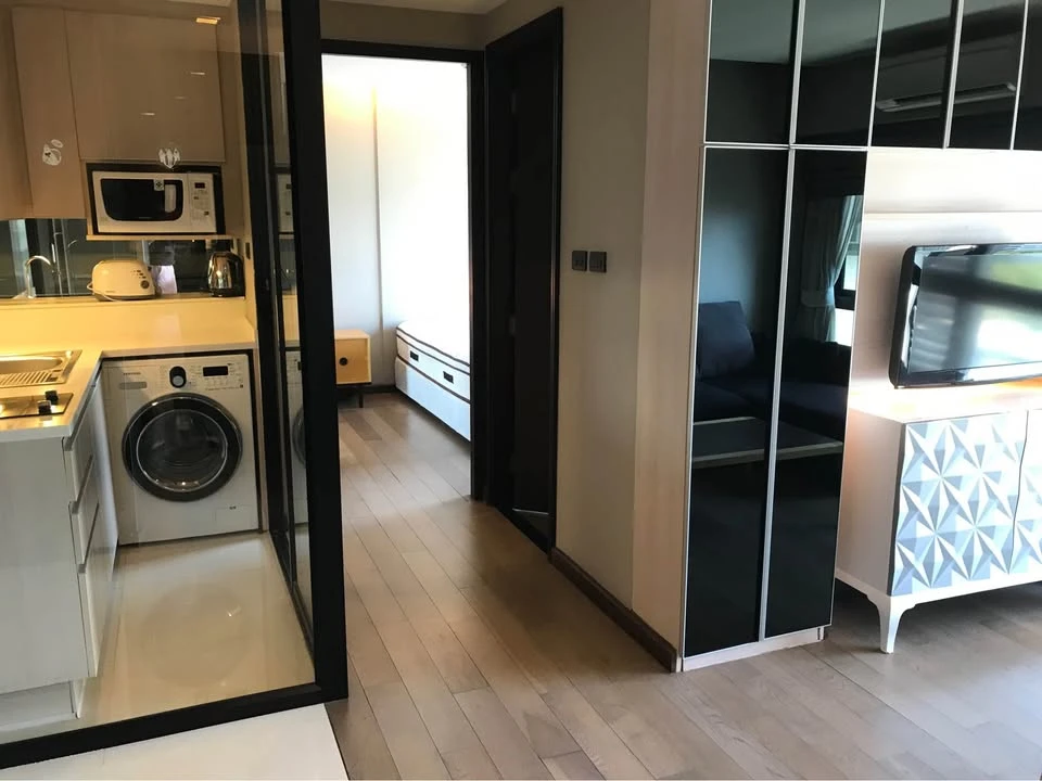 For rent: Tidy Thonglor, large 1-bedroom, 1-bathroom unit with bathtub, fully furnished. Book now before it's too late!