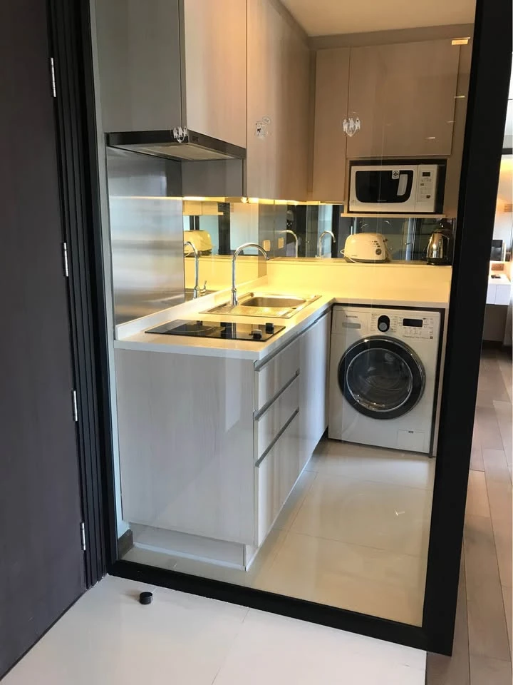 For rent: Tidy Thonglor, large 1-bedroom, 1-bathroom unit with bathtub, fully furnished. Book now before it's too late!