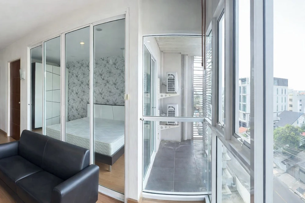 For rent: Tourmaline Gold Sathorn-Taksin, 40 sq.m. unit. Get the feel of a spacious room at this price – excellent value! If you're looking for a unit