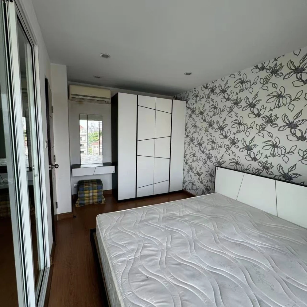 For rent: Tourmaline Gold Sathorn-Taksin, 40 sq.m. unit. Get the feel of a spacious room at this price – excellent value! If you're looking for a unit