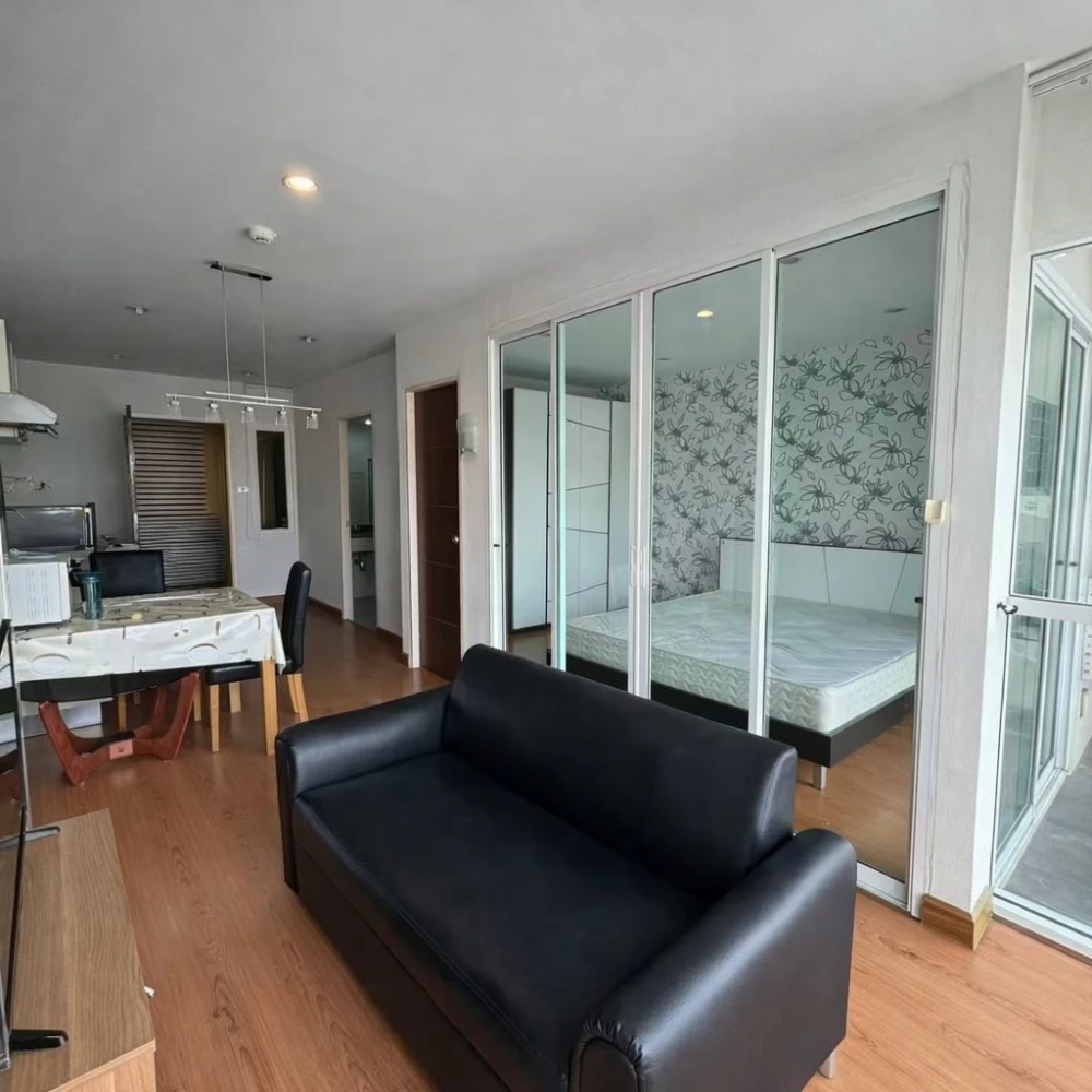 For rent: Tourmaline Gold Sathorn-Taksin, 40 sq.m. unit. Get the feel of a spacious room at this price – excellent value! If you're looking for a unit
