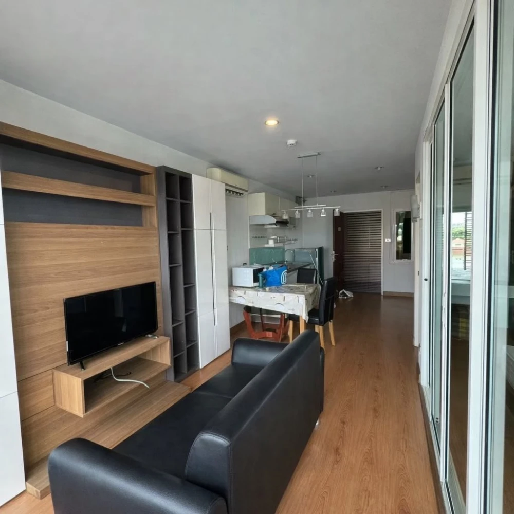 For rent: Tourmaline Gold Sathorn-Taksin, 40 sq.m. unit. Get the feel of a spacious room at this price – excellent value! If you're looking for a unit