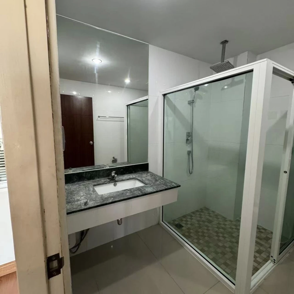 For rent: Tourmaline Gold Sathorn-Taksin, 40 sq.m. unit. Get the feel of a spacious room at this price – excellent value! If you're looking for a unit