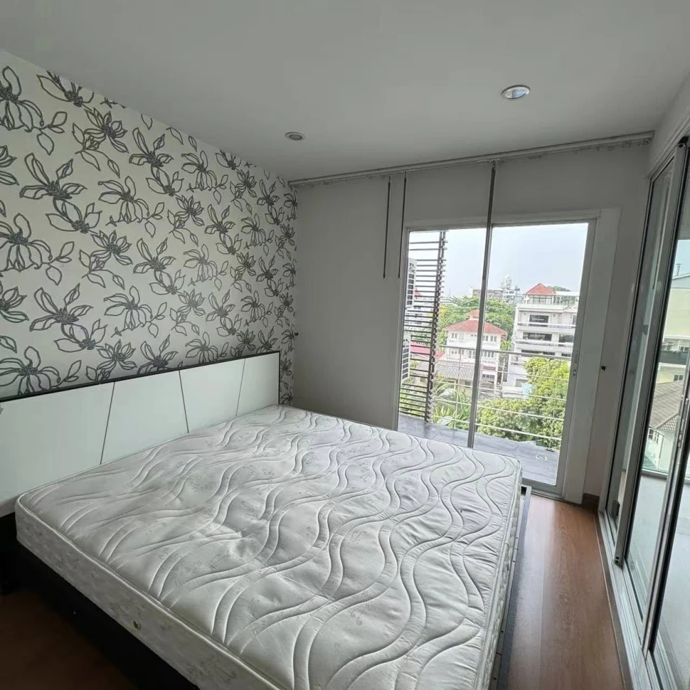 For rent: Tourmaline Gold Sathorn-Taksin, 40 sq.m. unit. Get the feel of a spacious room at this price – excellent value! If you're looking for a unit