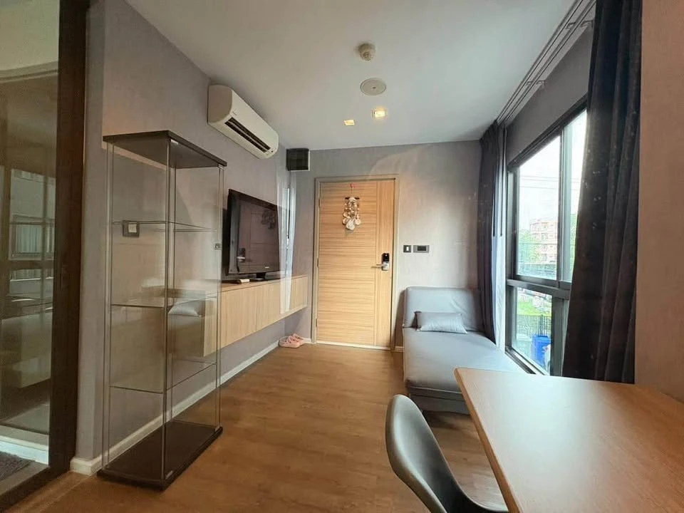 For rent: Tropicana BTS Erawan, corner unit offering privacy, at an affordable price. You definitely don't want to miss this opportunity!