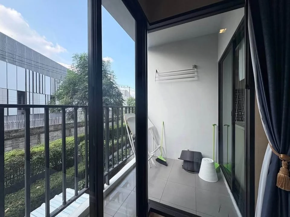 For rent: Tropicana BTS Erawan, corner unit offering privacy, at an affordable price. You definitely don't want to miss this opportunity!