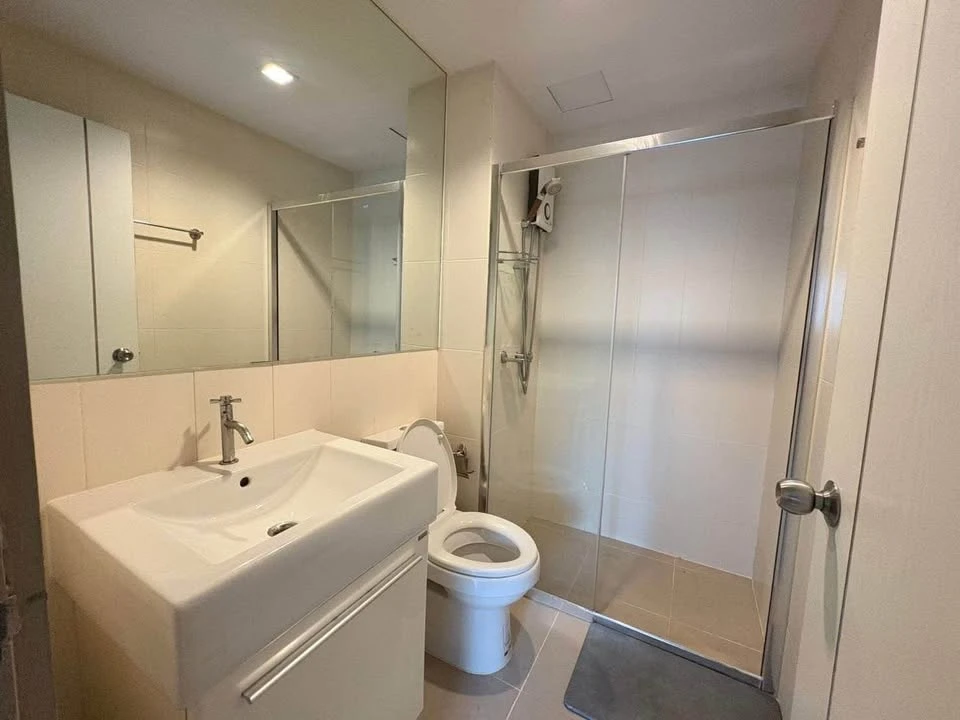For rent: Tropicana BTS Erawan, corner unit offering privacy, at an affordable price. You definitely don't want to miss this opportunity!