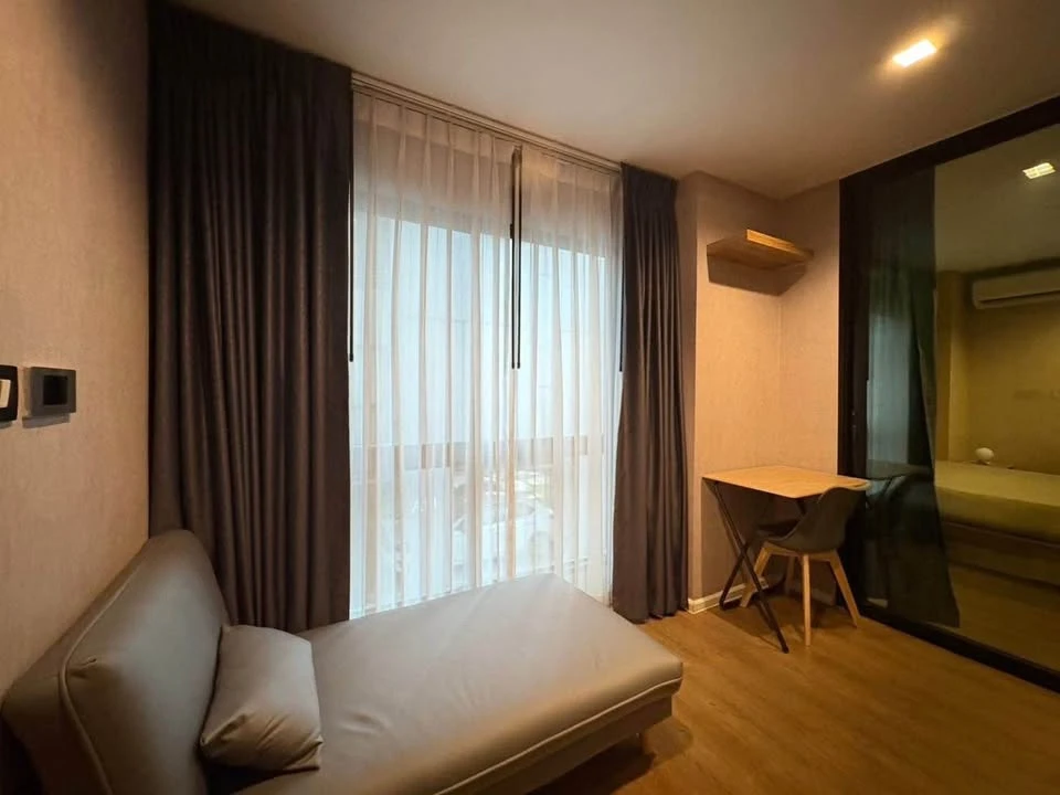 For rent: Tropicana BTS Erawan, corner unit offering privacy, at an affordable price. You definitely don't want to miss this opportunity!