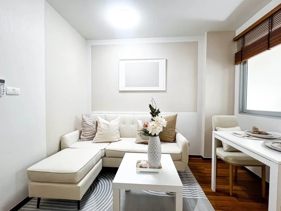For sale/rent: U @ Huamak Station, a room decorated in bright white tones, very comfortable to the eyes, very nice to live in, fully furnished