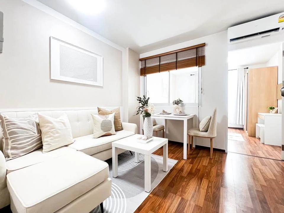 For sale/rent: U @ Huamak Station, a room decorated in bright white tones, very comfortable to the eyes, very nice to live in, fully furnished