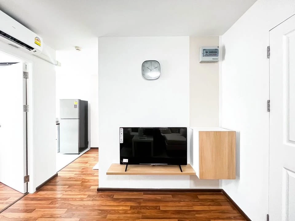 For sale/rent: U @ Huamak Station, a room decorated in bright white tones, very comfortable to the eyes, very nice to live in, fully furnished
