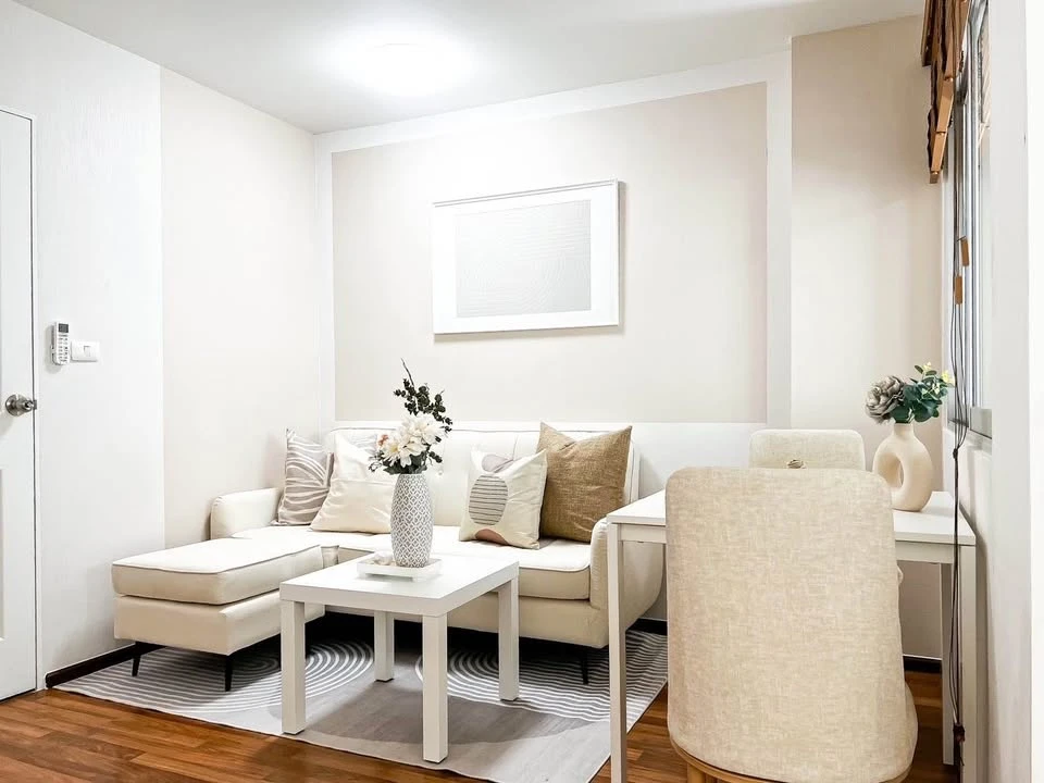 For sale/rent: U @ Huamak Station, a room decorated in bright white tones, very comfortable to the eyes, very nice to live in, fully furnished