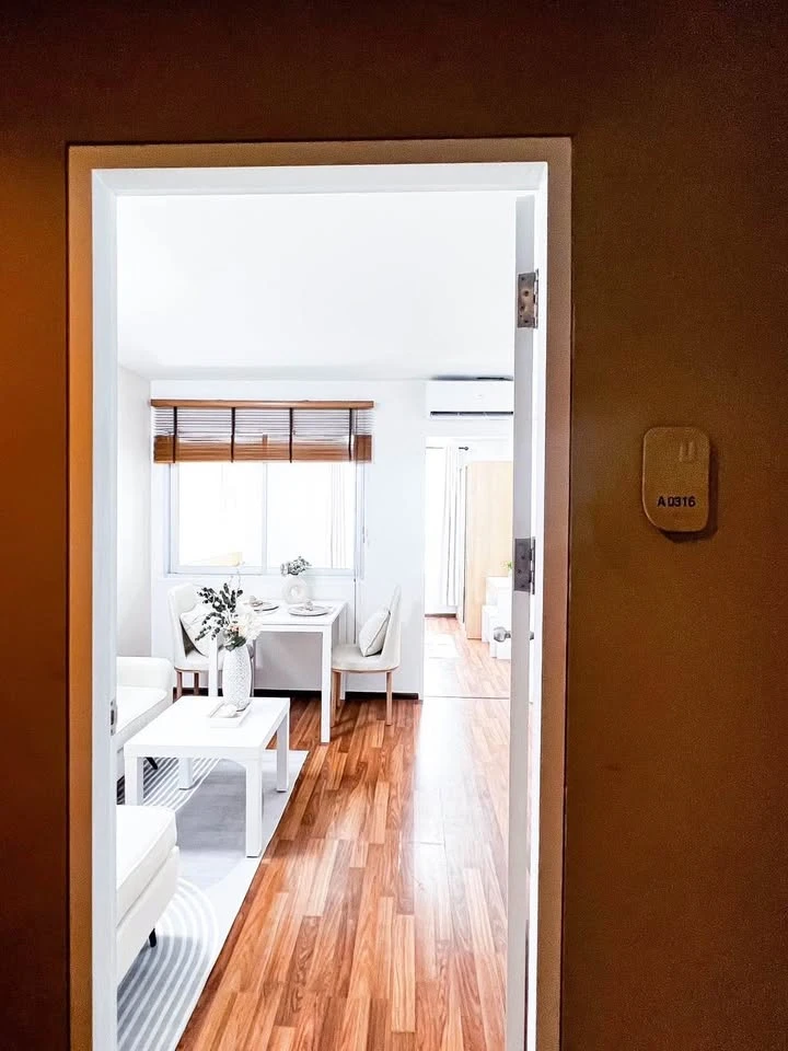 For sale/rent: U @ Huamak Station, a room decorated in bright white tones, very comfortable to the eyes, very nice to live in, fully furnished