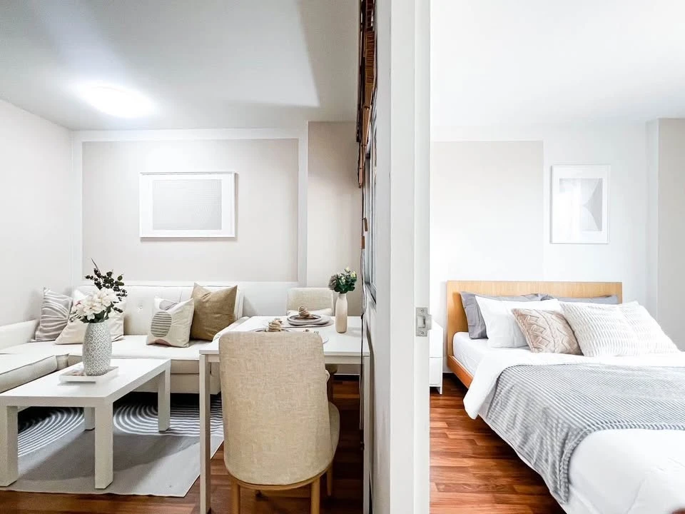 For sale/rent: U @ Huamak Station, a room decorated in bright white tones, very comfortable to the eyes, very nice to live in, fully furnished