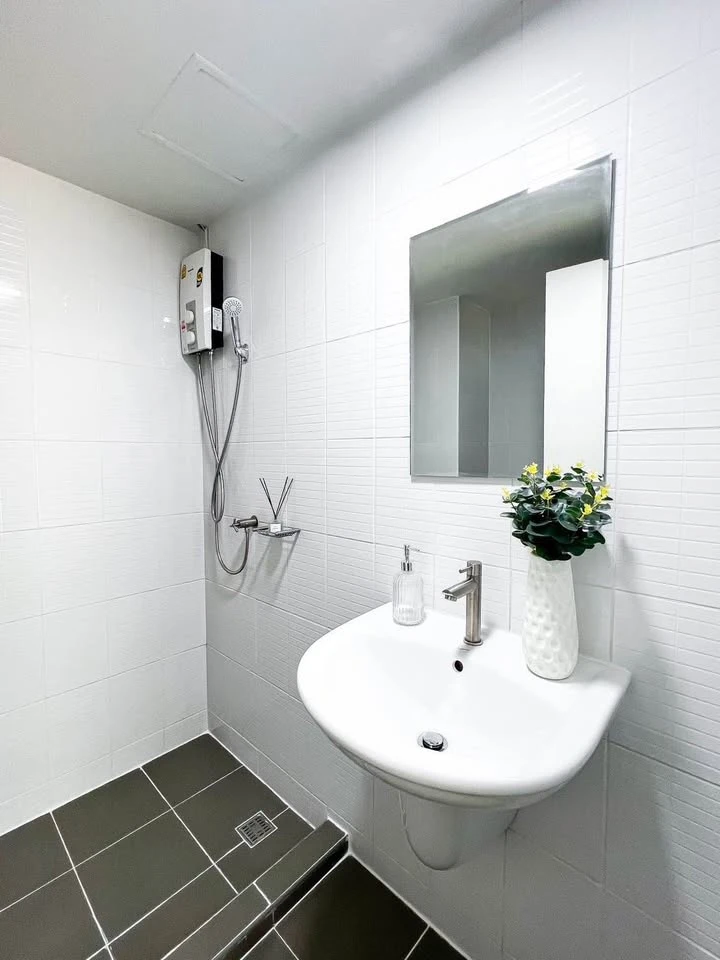 For sale/rent: U @ Huamak Station, a room decorated in bright white tones, very comfortable to the eyes, very nice to live in, fully furnished