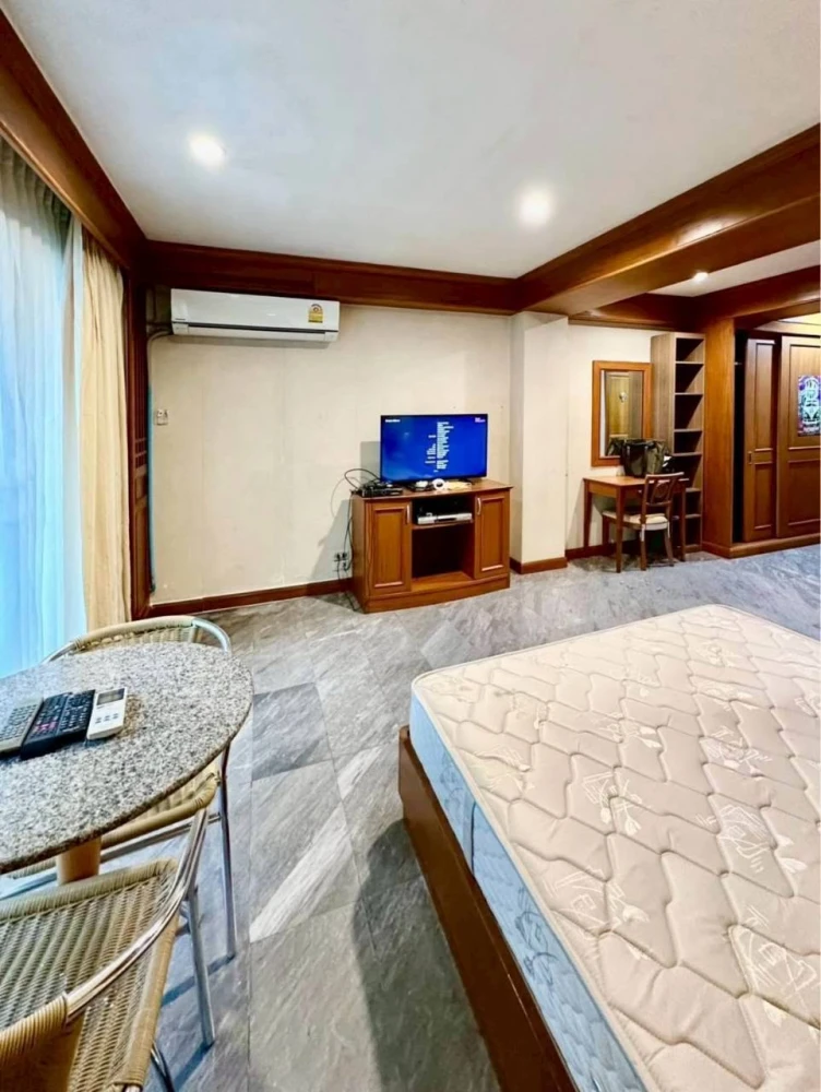 For rent: U Charoen Residence Town in Town. Beautifully decorated and fully furnished unit with ample living space. Don't miss out!
