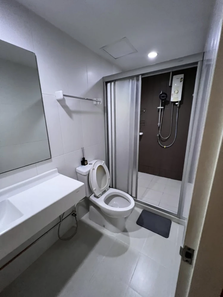 For rent: U Delight @ Huaikwang Station, corner unit for privacy, high floor, convenient location, everything you need in one place. Book now!