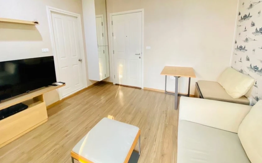 For rent: U Delight @ HuaMak Station. Nice room, high-quality wallpaper. Amazing price! Don't miss out!