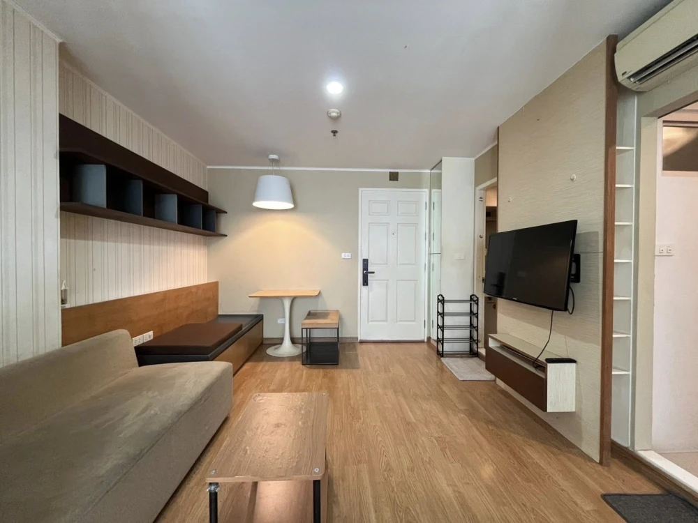 For rent: U Delight @ Huaykwang Station, 10th floor room, beautiful view, nice wallpaper, full facilities, don't miss it!