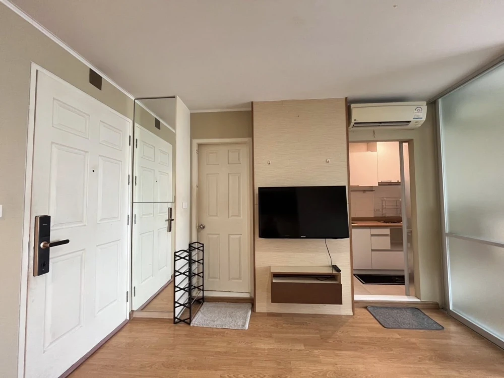 For rent: U Delight @ Huaykwang Station, 10th floor room, beautiful view, nice wallpaper, full facilities, don't miss it!