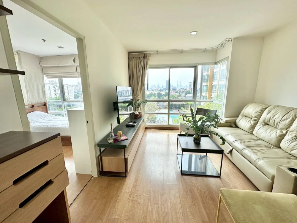 For rent: U Delight @ Jatujak Station, corner unit with 2 balconies, pool view from every room, fully furnished, ready to move in.