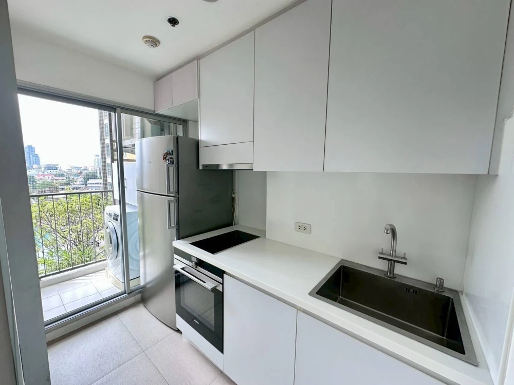 For rent: U Delight @ Jatujak Station, corner unit with 2 balconies, pool view from every room, fully furnished, ready to move in.