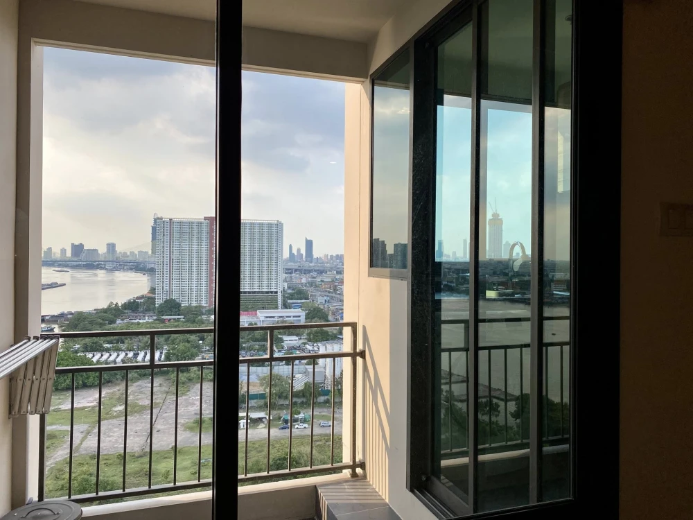 For rent: U Delight Residence Riverfront Rama 3, 23rd floor unit with balcony overlooking the Chao Phraya River. The room is bright, airy, and comfort