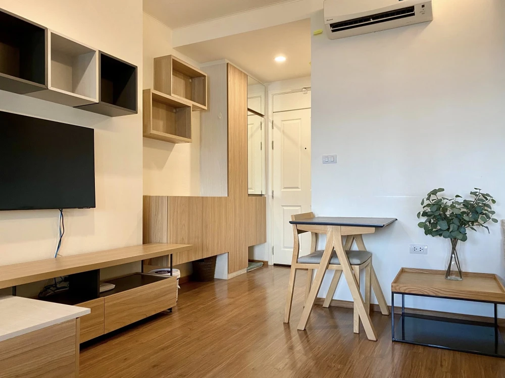 For rent: U Delight Residence Riverfront Rama 3, 23rd floor unit with balcony overlooking the Chao Phraya River. The room is bright, airy, and comfort