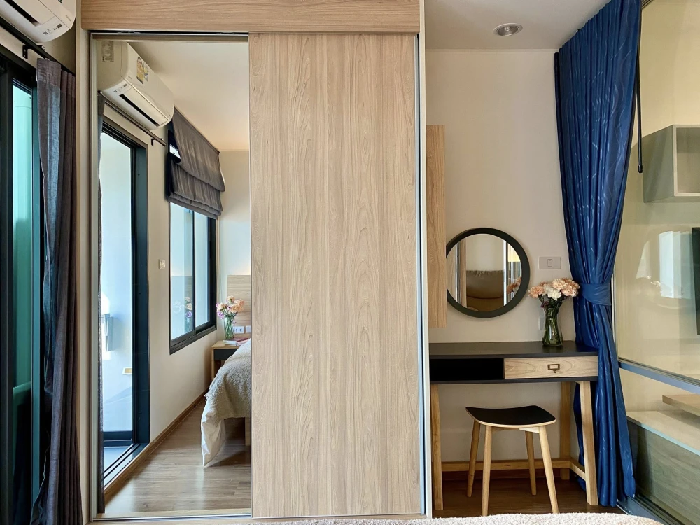 For rent: U Delight Residence Riverfront Rama 3, 23rd floor unit with balcony overlooking the Chao Phraya River. The room is bright, airy, and comfort