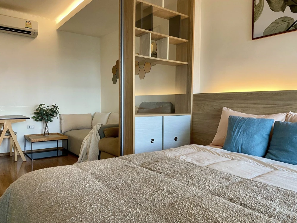 For rent: U Delight Residence Riverfront Rama 3, 23rd floor unit with balcony overlooking the Chao Phraya River. The room is bright, airy, and comfort
