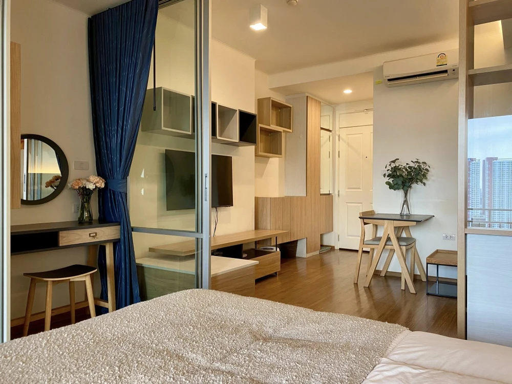 For rent: U Delight Residence Riverfront Rama 3, 23rd floor unit with balcony overlooking the Chao Phraya River. The room is bright, airy, and comfort