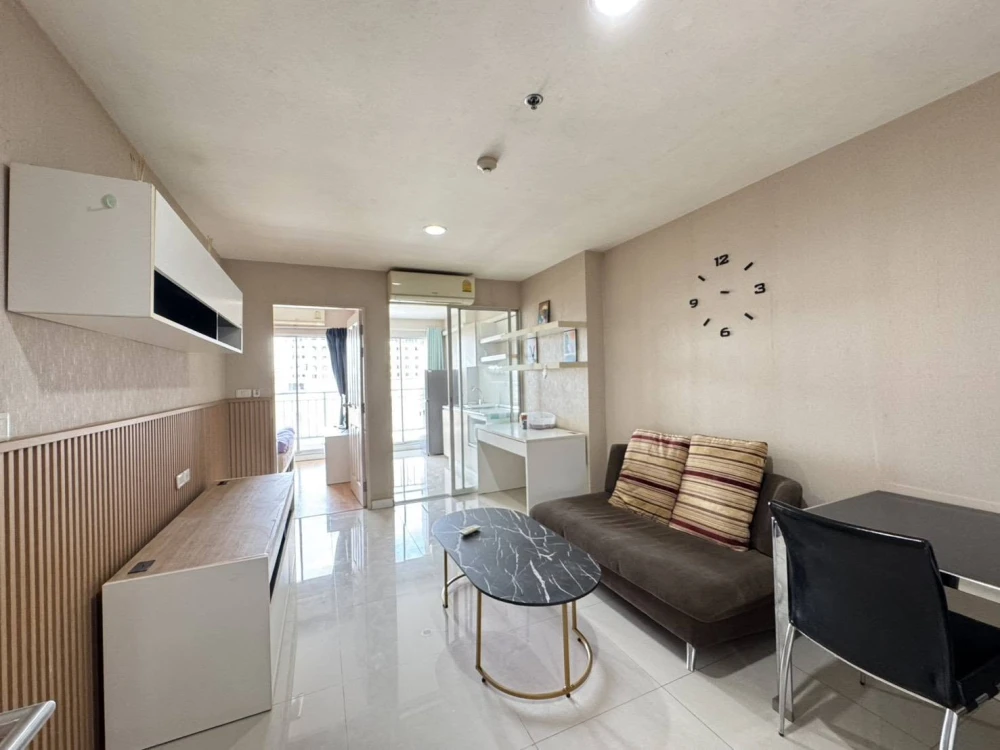 For rent: Unicca Pattaya, 11th floor unit. Spacious living area, stunning unobstructed city views. Don't miss out on this great opportunity!