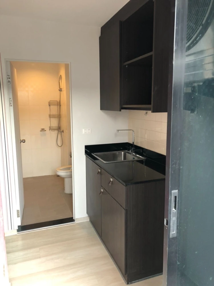 For rent: UNIO Ramkhamhaeng - Serithai, 8th floor, pool view, fully furnished, nice to live in, book now before it's gone.