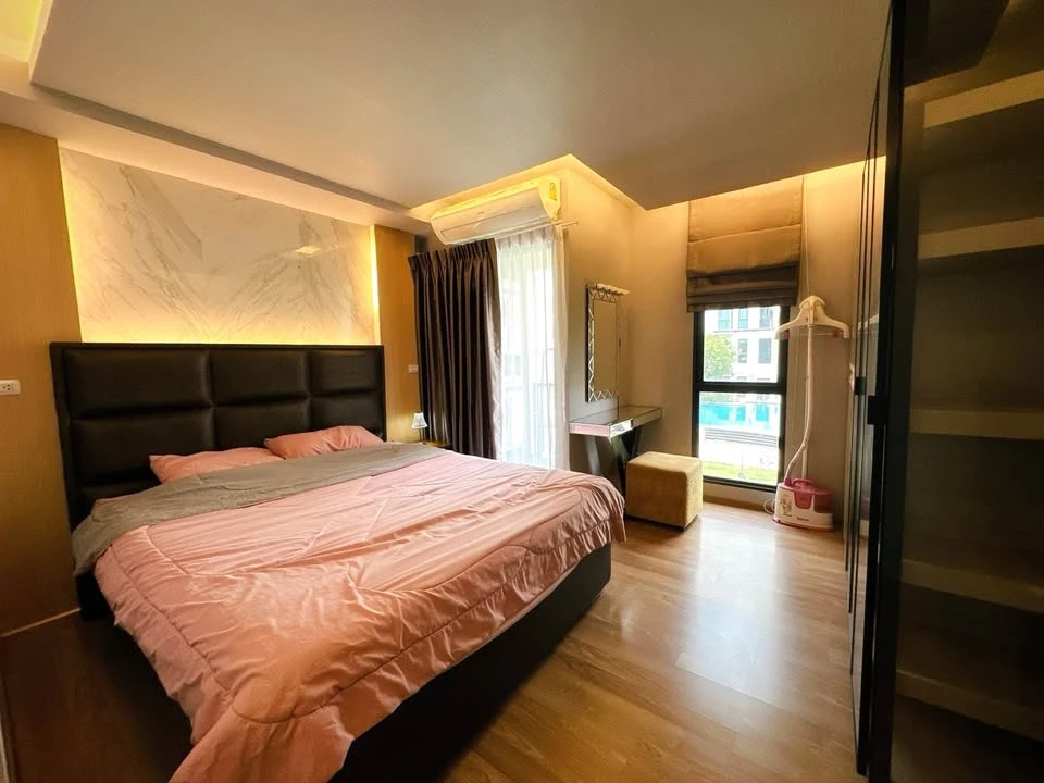 For rent: Unio Sukhumvit 72, 1st-2nd floor, duplex style, quiet, comfortable, can walk to the garden and swimming pool. Reserve now.