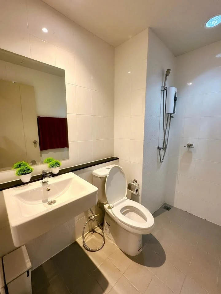 For rent: Unio Sukhumvit 72, 1st-2nd floor, duplex style, quiet, comfortable, can walk to the garden and swimming pool. Reserve now.